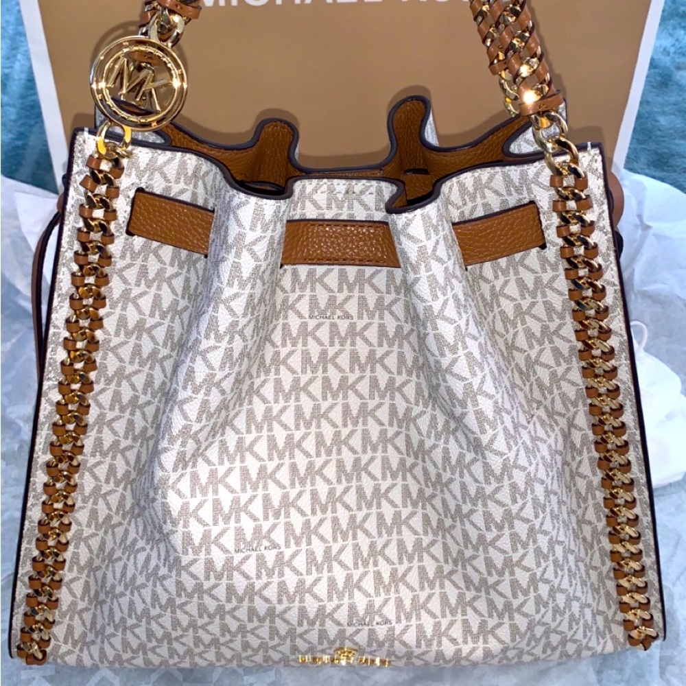 Michael Kors Bag, never used. Comes in protective bag. Will add more pics.
